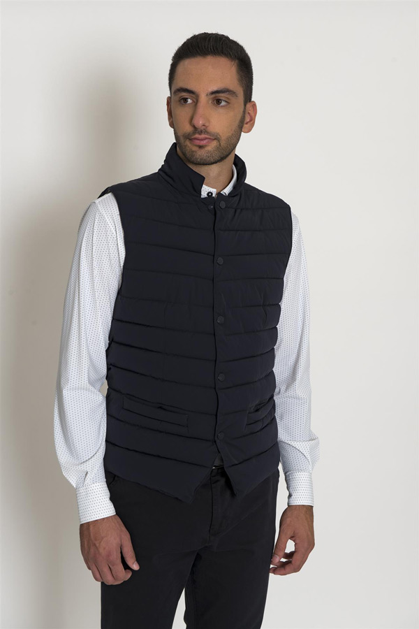 Immagine di Gilet Imbottito Blu con Chiusura a Bottoni GIL_G446_BOT_Z01_080_BLU_2_G.jpg GIL_G446_BOT_Z01_080_BLU_3_G.jpg GIL_G446_BOT_Z01_080_BLU_4_G.jpg GIL_G446_BOT_Z01_080_BLU_6_G.jpg Gilet Imbottito Blu con Chiusura a Bottoni