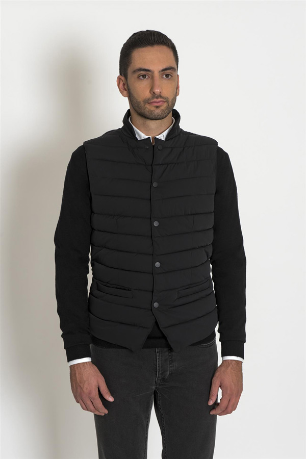 Gilet Imbottito Nero con Chiusura a Bottoni